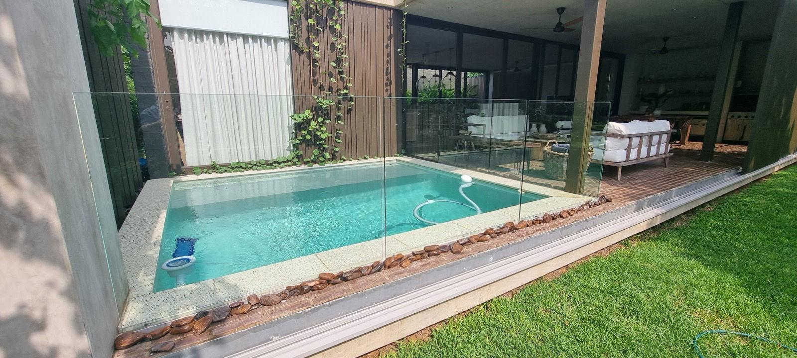 Frameless pool enclosure